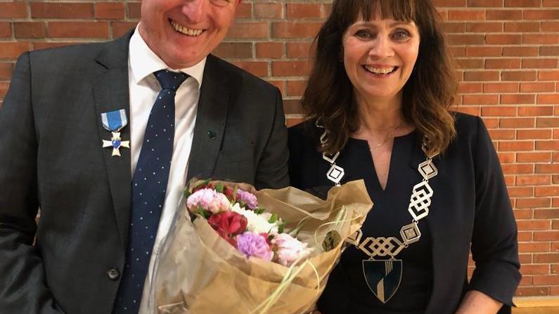 Lenkje til artikkel: Kommunedirektør Ole John Østenstad fekk KS sitt heidersbesvis 