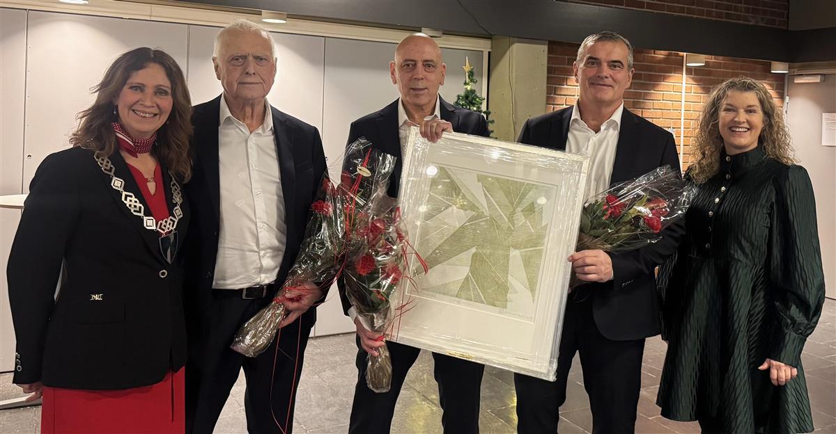 fem personar i festkle - Klikk for stort bilete