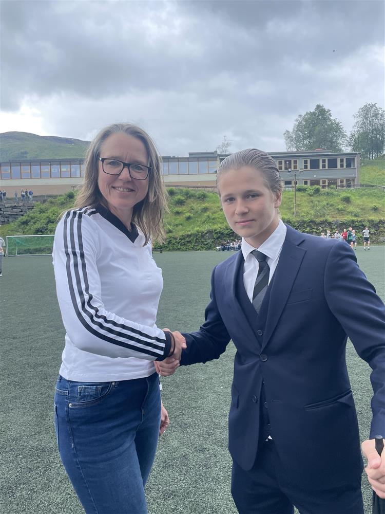 Bilete av manager frå kvart lag- Tindre i 10. klasse og rektor for lærarlaget  - Klikk for stort bilete